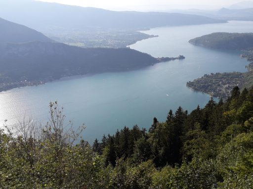 Meer van Annecy, vanaf Col de la Forglaz Uitzicht op meer van Annecy omringd door bergen en weelderige bossen.