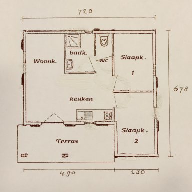 Plattegrond chalet meer van Annecy Plattegrond van chalet met woonkamer, twee slaapkamers, badkamer en keuken.
