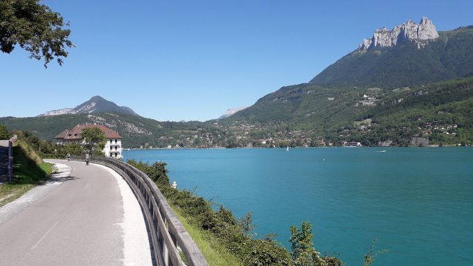 Meer van Annecy Uitzicht over meer van Annecy langs fietsroute